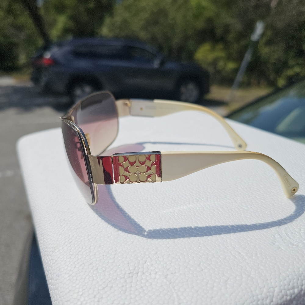 COACH SUNGLASSES AND CLAM SHELL CASE - Picture 10 of 14